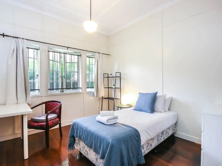 Quiet 3 Bedroom House In Albion With Parking