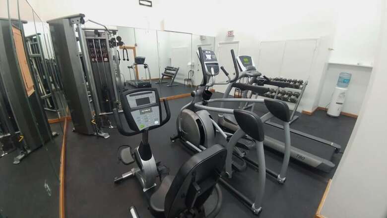 Beautiful & Spacious Studio Right On The Beach On Millionaire?s Row!