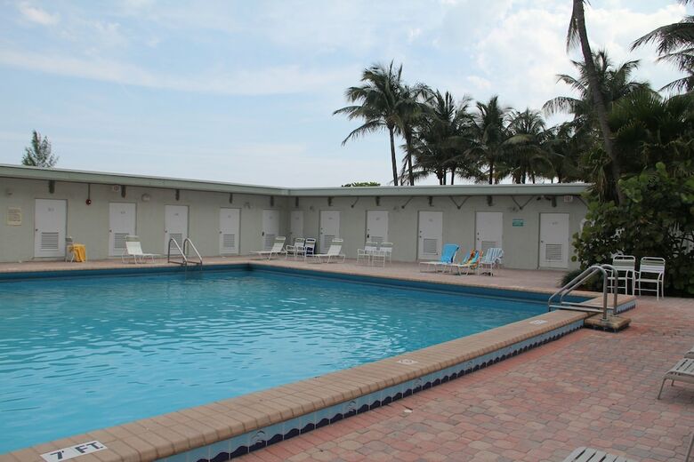 Beautiful & Spacious Studio Right On The Beach On Millionaire?s Row!