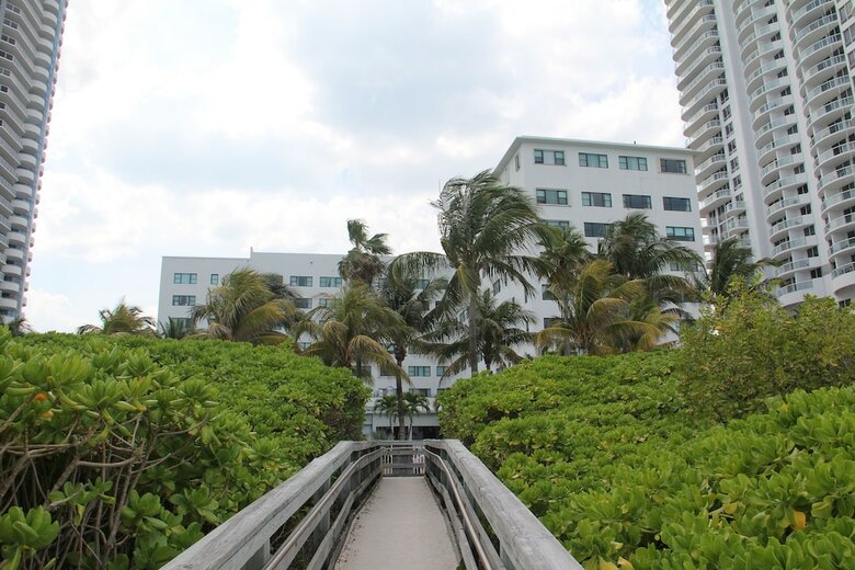 Beautiful & Spacious Studio Right On The Beach On Millionaire?s Row!