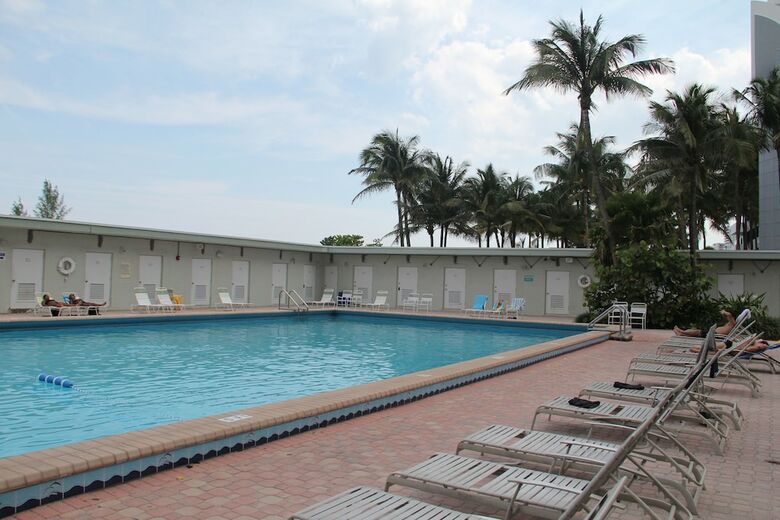 Beautiful & Spacious Studio Right On The Beach On Millionaire?s Row!