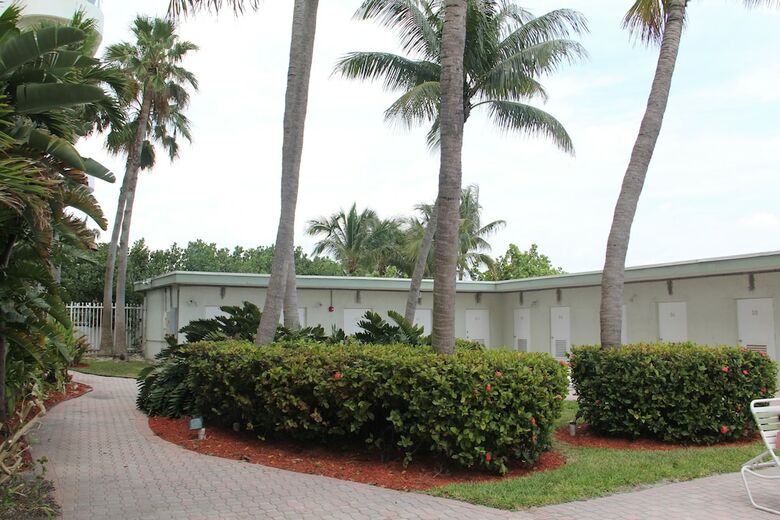 Beautiful & Spacious Studio Right On The Beach On Millionaire?s Row!