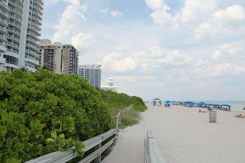 Beautiful & Spacious Studio Right On The Beach On Millionaire?s Row!