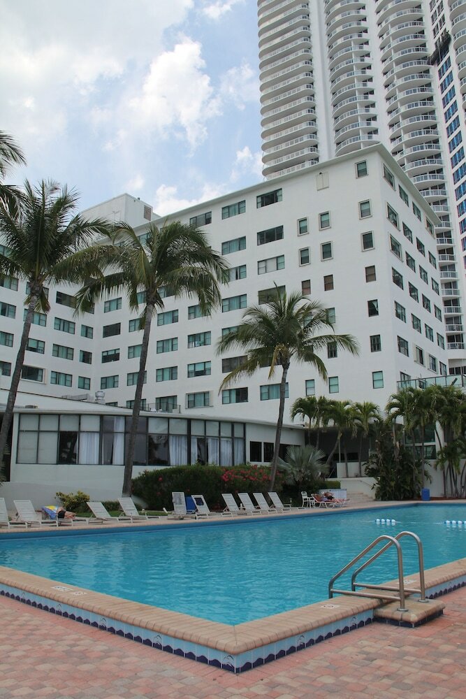 Beautiful & Spacious Studio Right On The Beach On Millionaire?s Row!