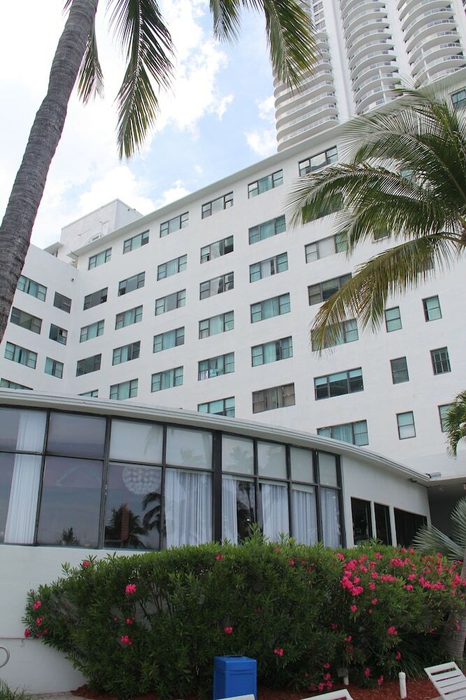 Beautiful & Spacious Studio Right On The Beach On Millionaire?s Row!
