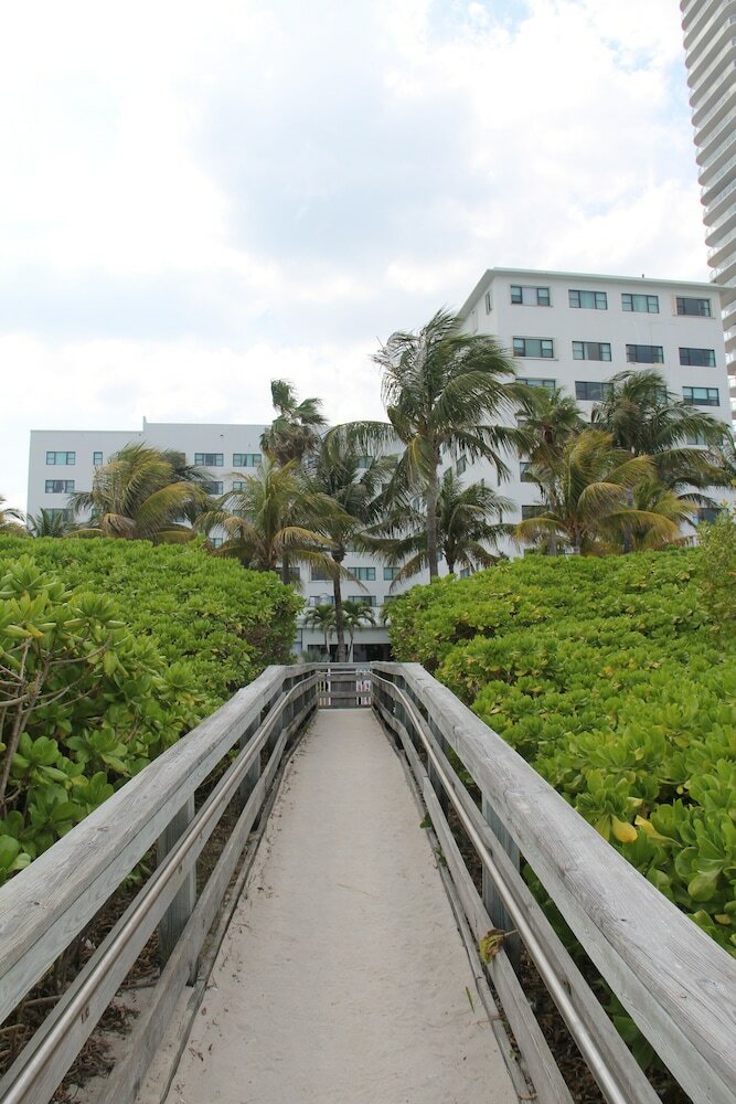 Beautiful & Spacious Studio Right On The Beach On Millionaire?s Row!