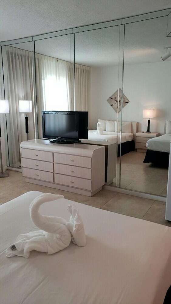 Beautiful & Spacious Studio Right On The Beach On Millionaire?s Row!