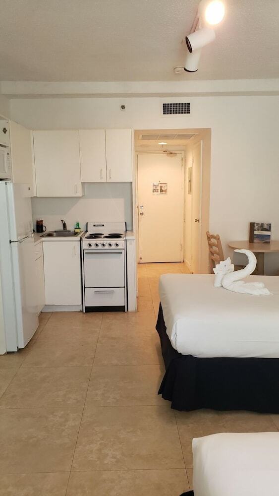Beautiful & Spacious Studio Right On The Beach On Millionaire?s Row!