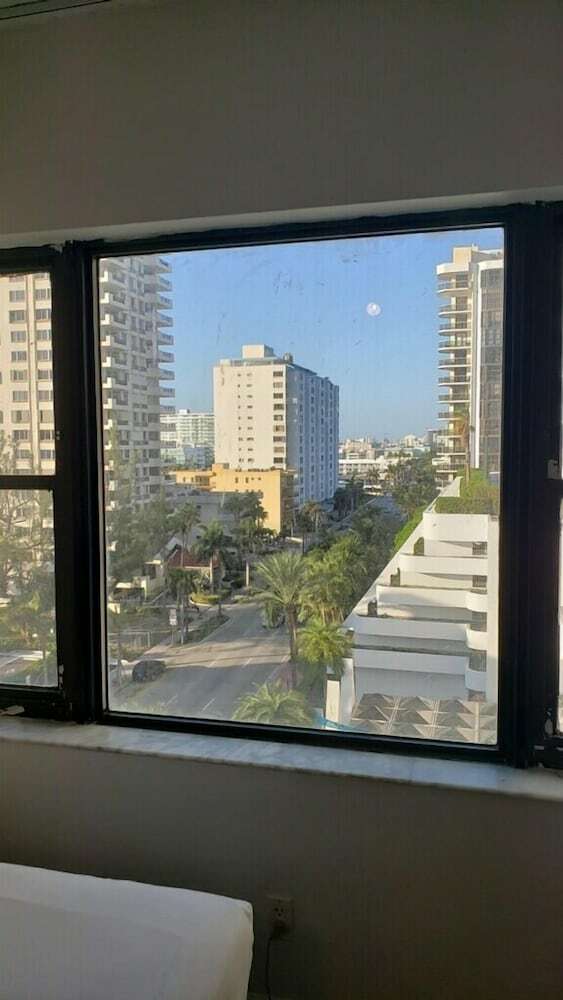 Beautiful & Spacious Studio Right On The Beach On Millionaire?s Row!
