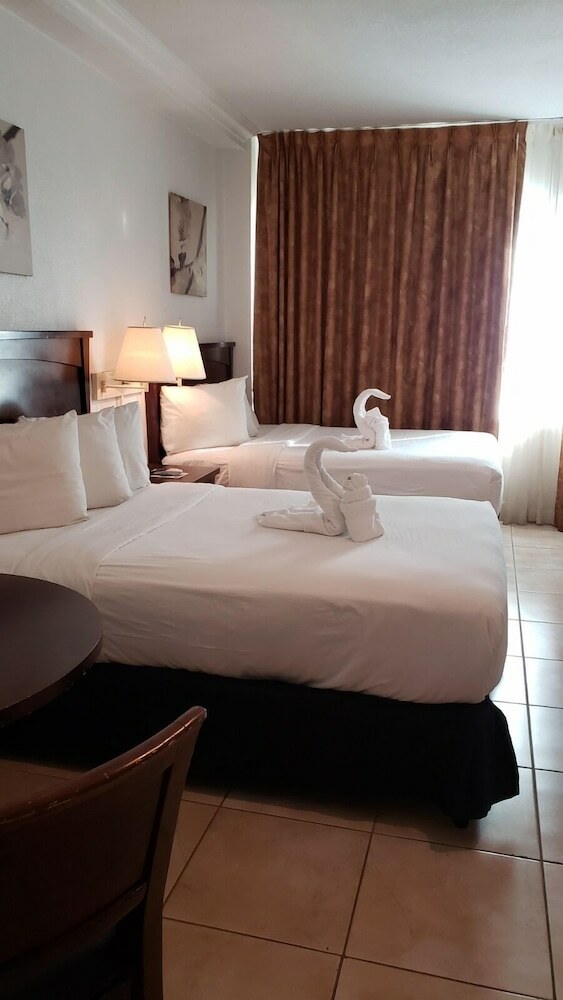 Hotel Renovated Ocean View Studio Sleeps 4 , On The Beach