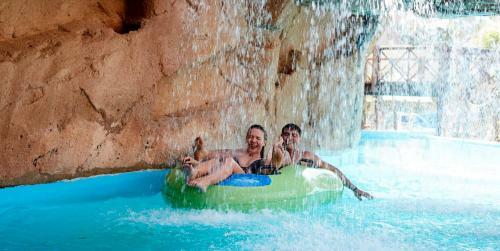 Hotel Coral Sea Holiday Village