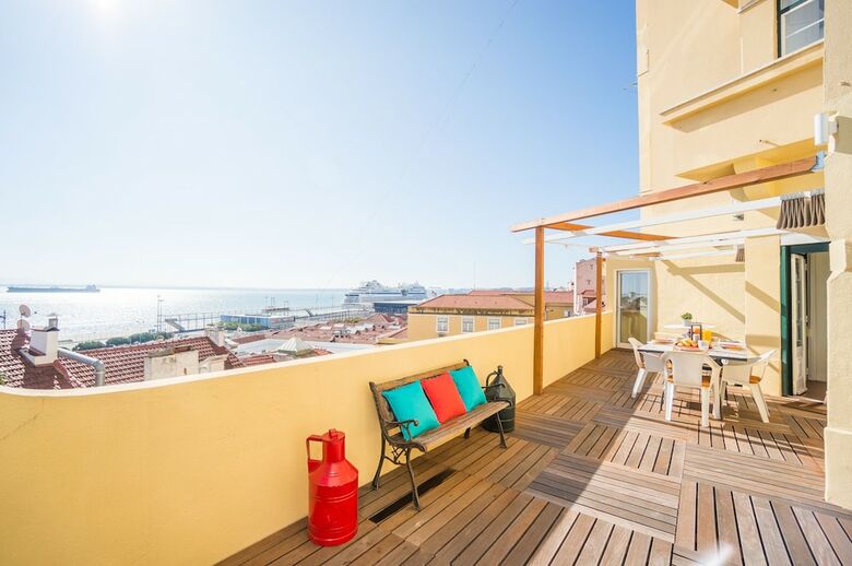Panoramic Tagus River Terrace Apartment In Alfama