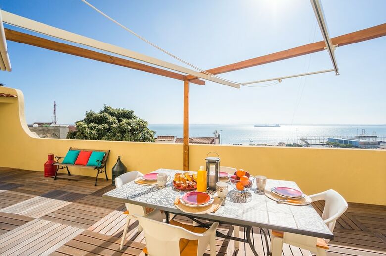 Panoramic Tagus River Terrace Apartment In Alfama