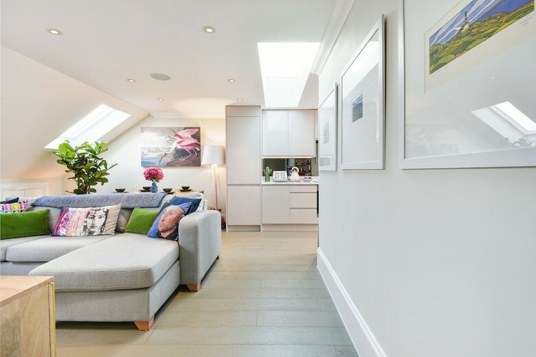 Stylish Family Home Close To Ealing Common