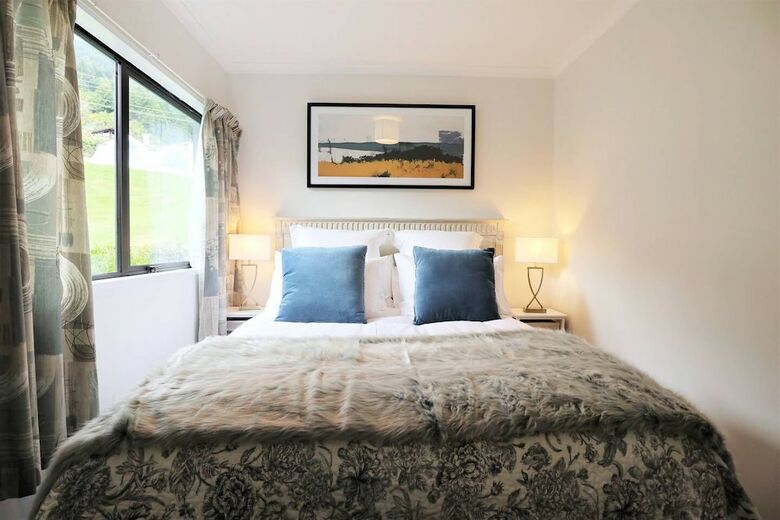 Spacious Lake View Alpine Townhouse Walk To Town