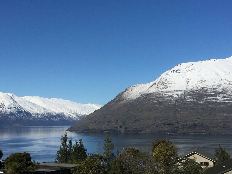 Spacious Lake View Alpine Townhouse Walk To Town