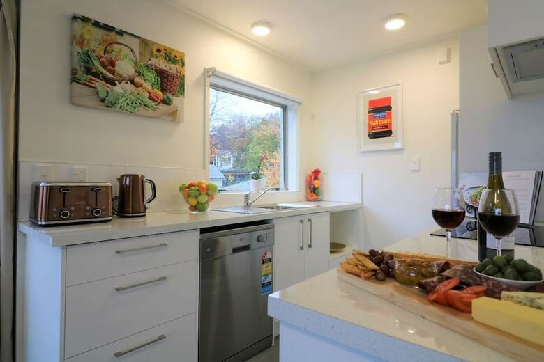 Central City Apartment, Free Parking, Bay Views