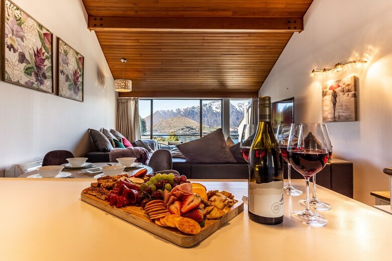 Beautiful Spacious Lake View City Townhouse