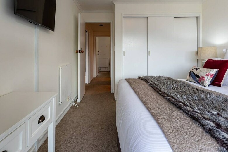 Beautiful Spacious Lake View City Townhouse