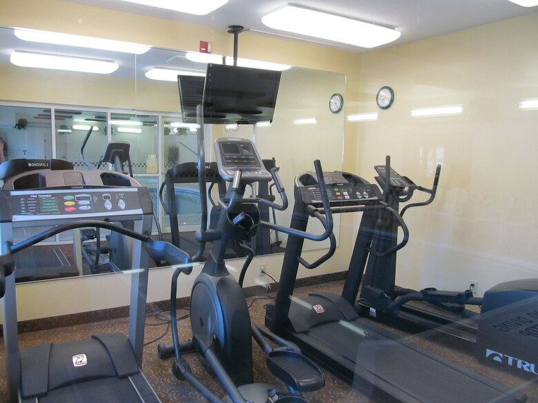 Hotel Expressway Suites Bismarck