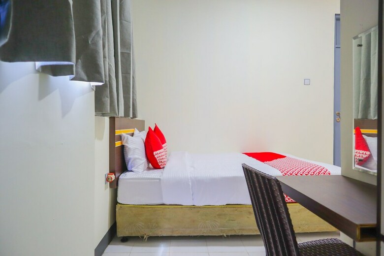 Hostal Oyo 2308 Seven Season Residence