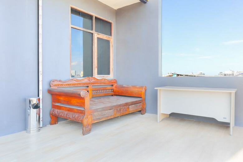 Hostal Oyo 2308 Seven Season Residence