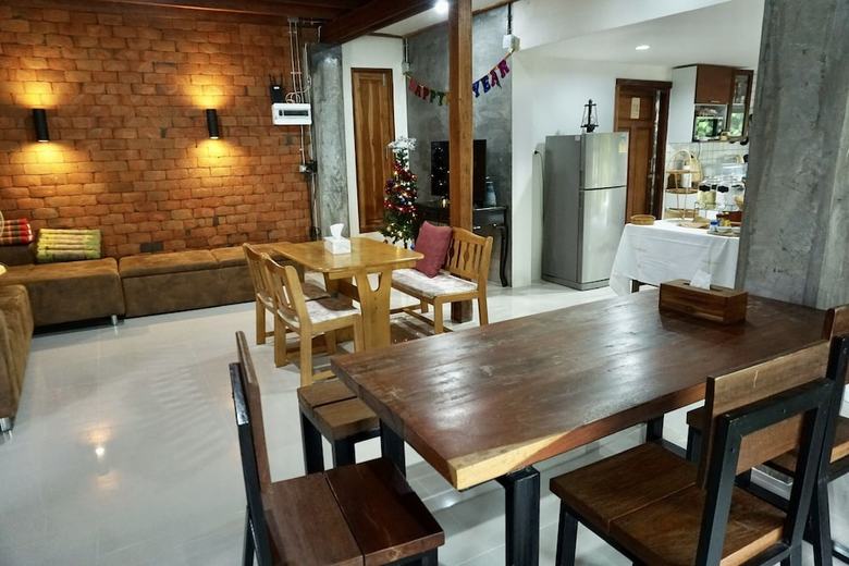 Hotel Tha Ma-o Bouteak Homestay