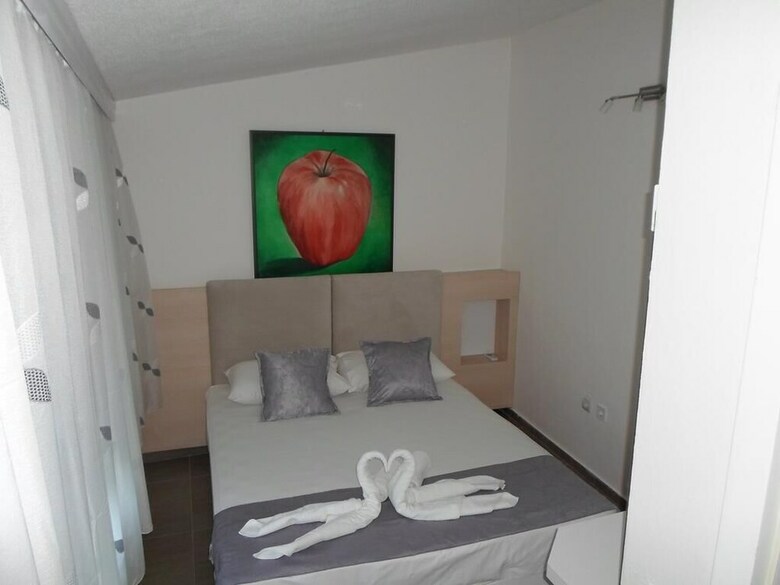 Hotel Apartments And Rooms Four Roses