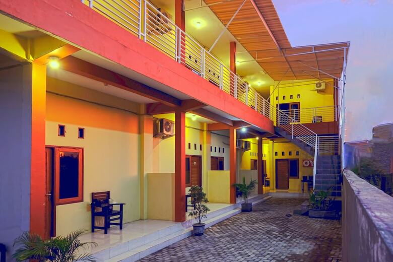 Hostal Oyo 2450 Hening Homestay