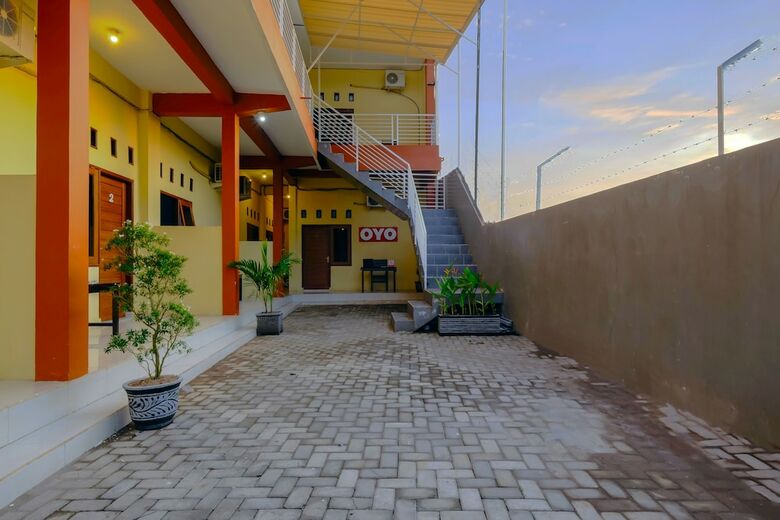 Hostal Oyo 2450 Hening Homestay