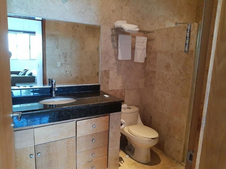 Hotel Suites Aeropuerto 24/7