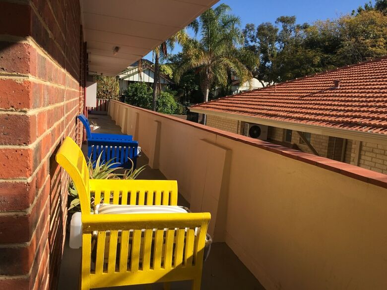Apartamentos B6 Cafes And Restaurants Close To Uwa