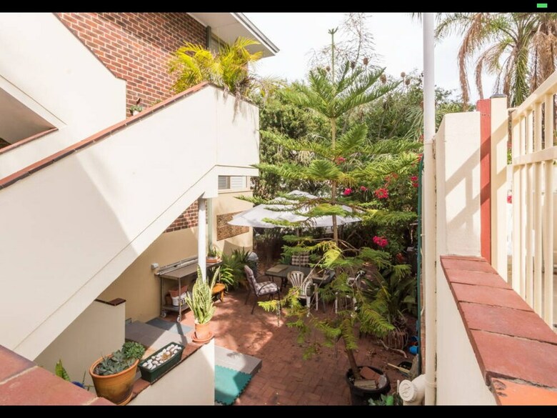 Apartamentos B6 Cafes And Restaurants Close To Uwa