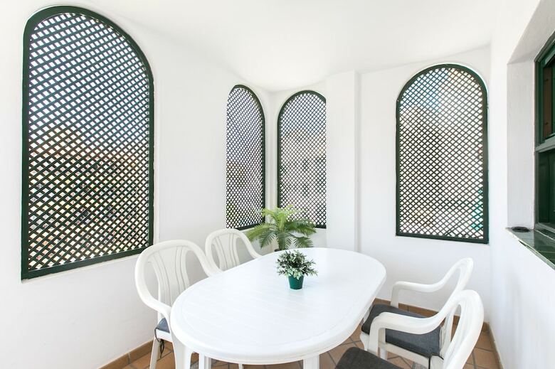 The Midpoint Apartment, Coastal Life Between The Two Beaches