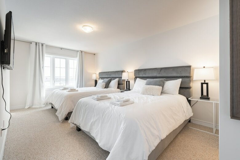 Elegant Brand New Town House