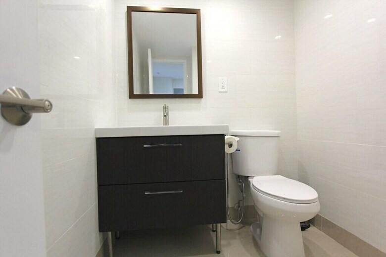 1 Bedroom + Den Bay View Apartment Or1610