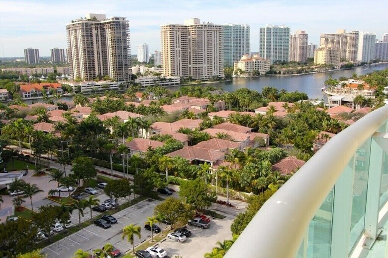 1 Bedroom + Den Bay View Apartment Or1610