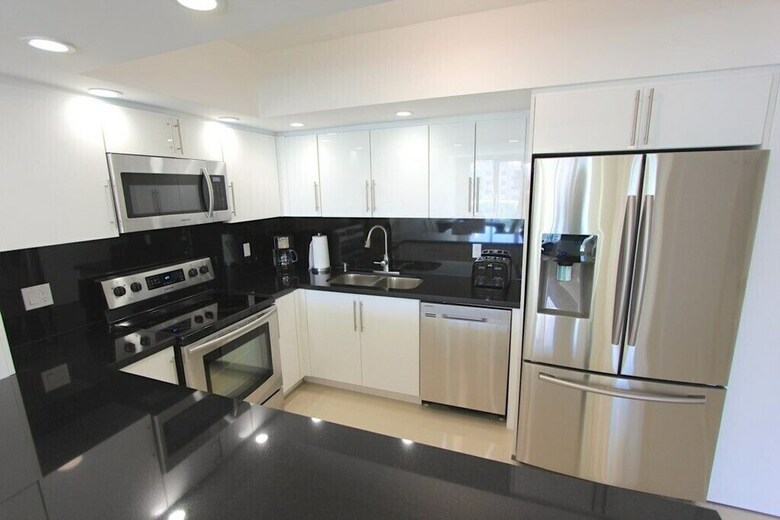 1 Bedroom + Den Bay View Apartment Or1610