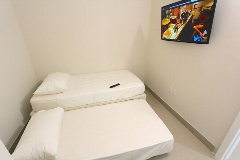 1 Bedroom + Den Bay View Apartment Or1610