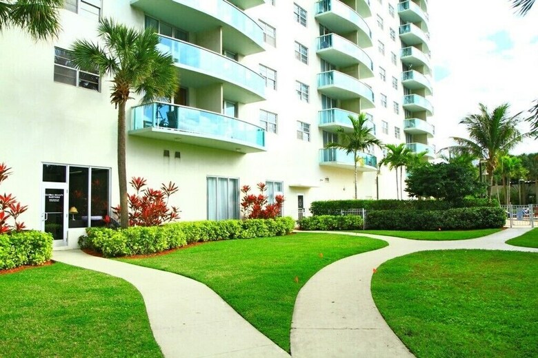 1 Bedroom + Den Bay View Apartment Or1610