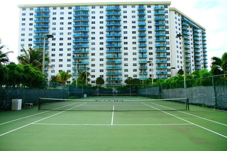 1 Bedroom + Den Bay View Apartment Or1610