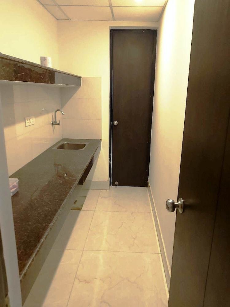 Hotel Corooms Sanvi Prime Unitech Cyber Park