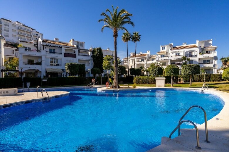 Lovely Apartment With View And Pool Ref 127