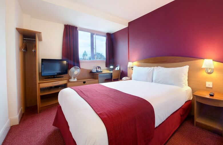 Waterloo Hub Hotel & Suites