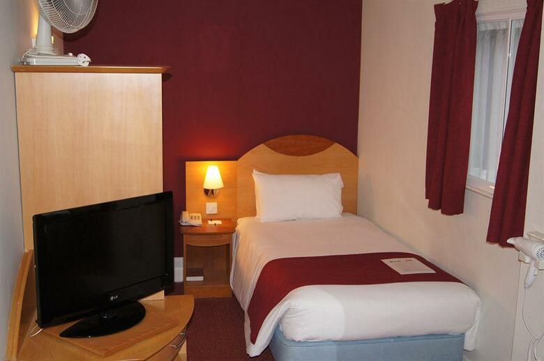 Waterloo Hub Hotel & Suites