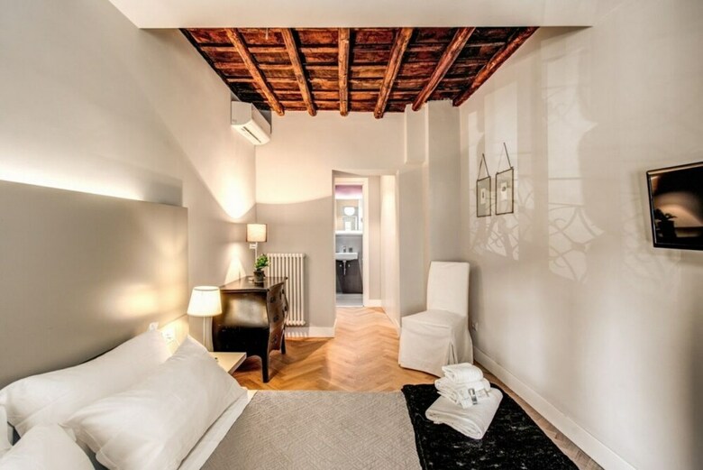 Trevi Fountain Superior 3 Bdr Apartment