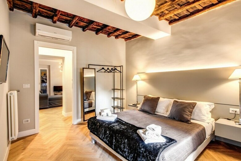 Trevi Fountain Superior 3 Bdr Apartment
