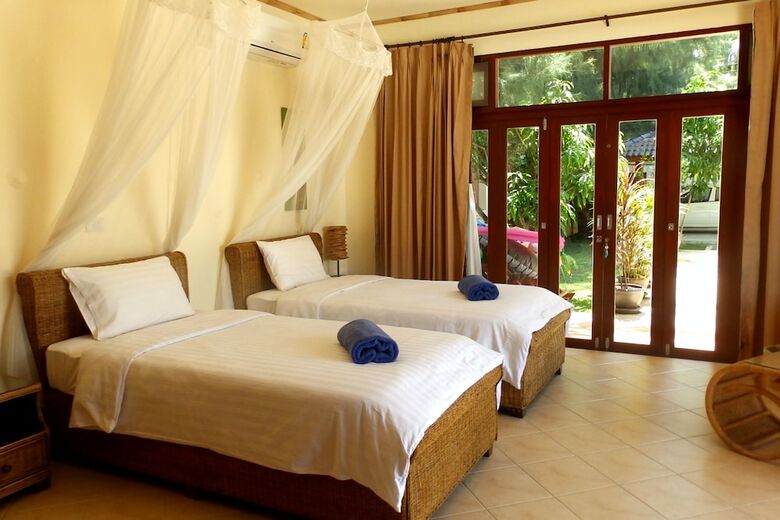 5 Bedroom Sea Breeze Villa