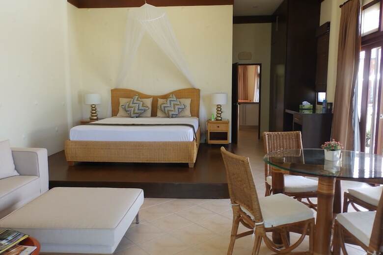 5 Bedroom Sea Breeze Villa