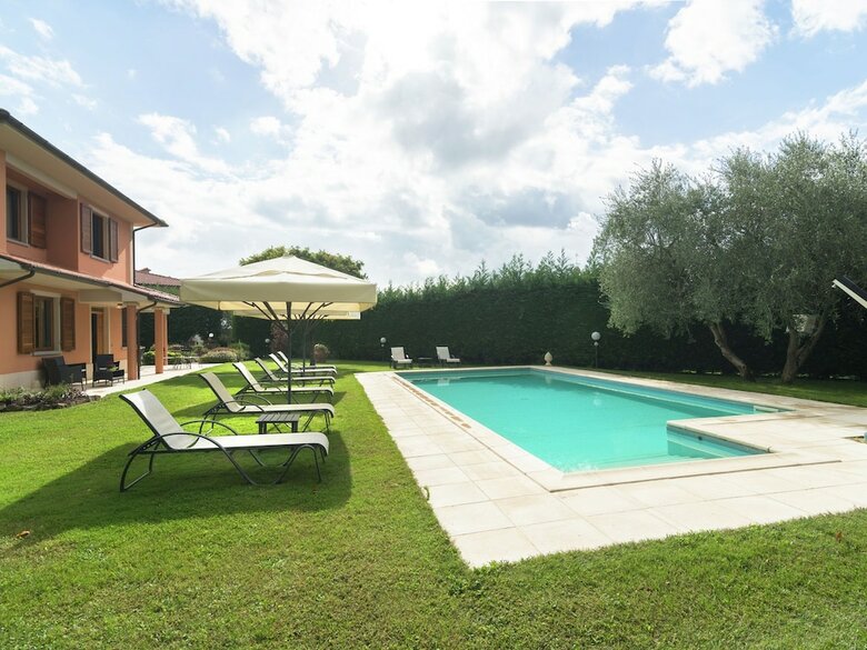 Luring Villa In Tuscany Hills With Barbecue